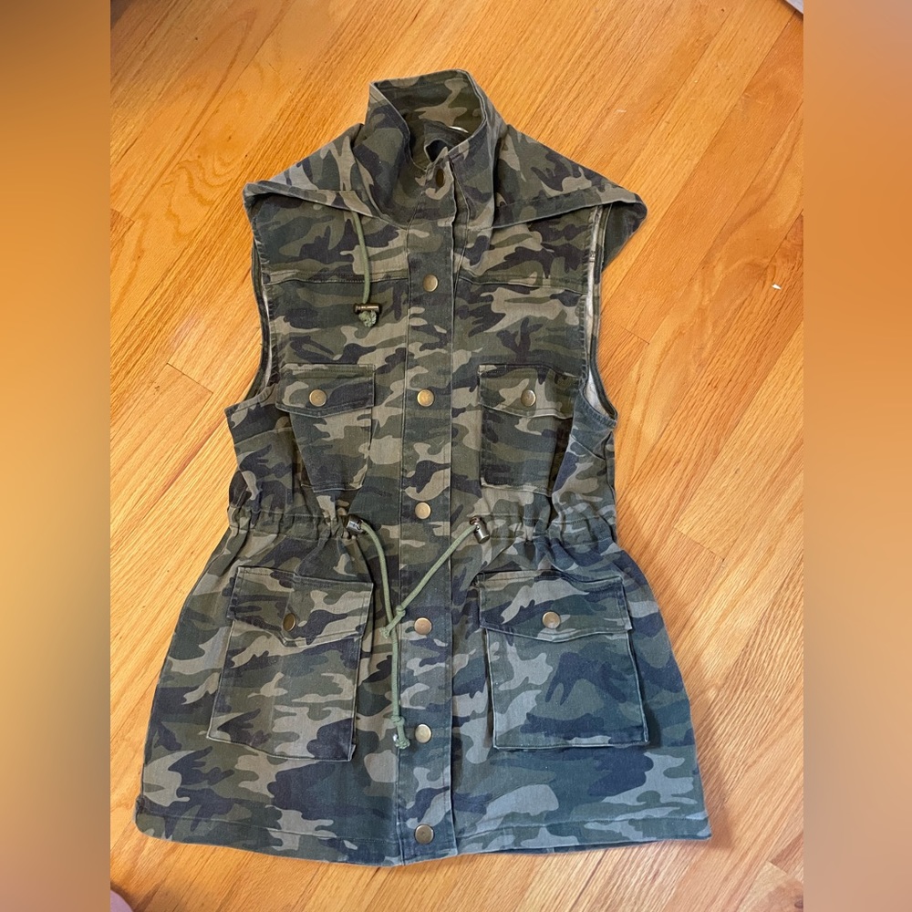 The Paisley Parrot ladies, camo vest/sleeveless jacket size S
